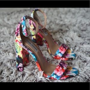 Steven Madden Flower Carrson Sandal